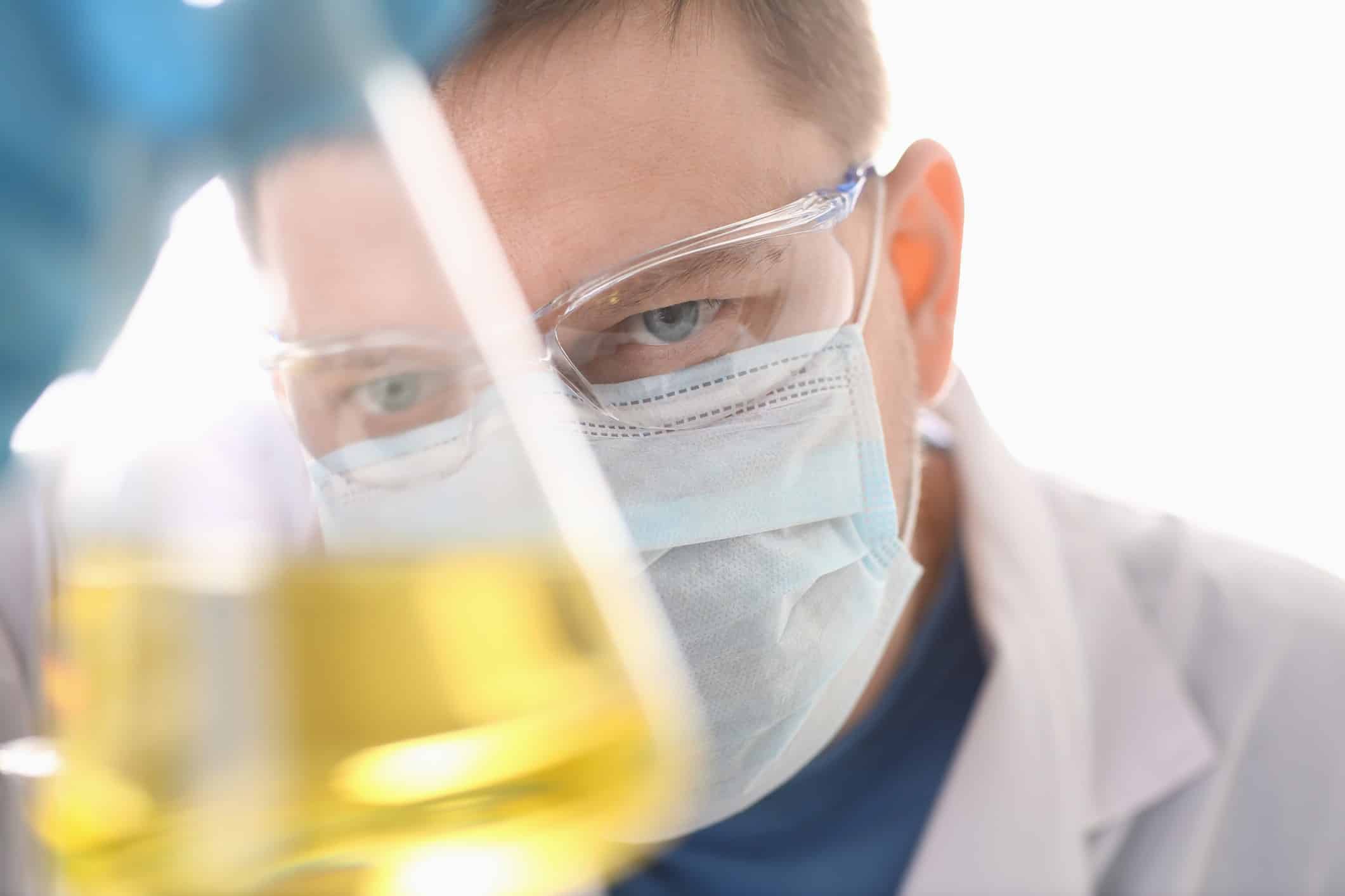 aditivo antiviral: cientista analisando amostra em laboratório