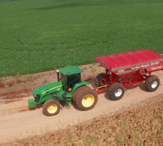 Como escolher a lona certa para cobrir implementos agrícolas e evitar danos?