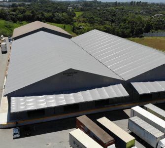 Galpão lonado: por que é uma solução para armazenagem no campo?