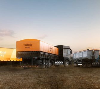 Lonas para Transporte: Por Que a Vinilona Sansuy é a Escolha dos Maiores Fabricantes de Carrocerias no Brasil