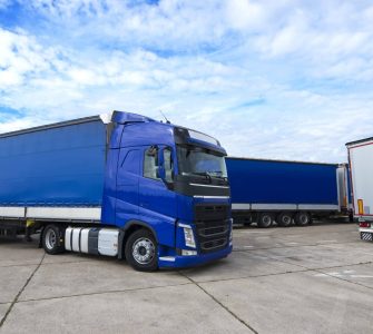 Lona Certa para Transporte de Carga: Como Escolher e Aumentar a Vida Útil do Material